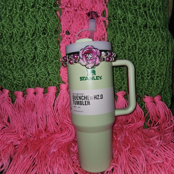 Stanley Quencher with FREE Green Rose Bracelet (40oz) H2.0 The Flowtrate Tumbler - Picture 3 of 14